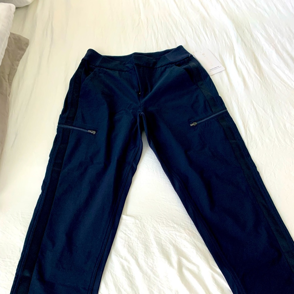 Athleta  new w tags sz 8 hybrid  navy blue pants w pockets